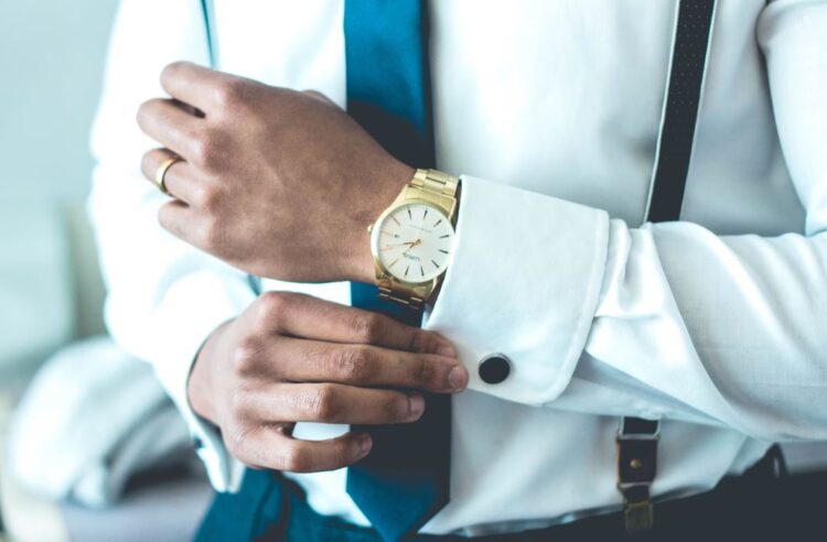 ロレックスは客を選ぶ？正規店で人気モデルを購入するコツは？