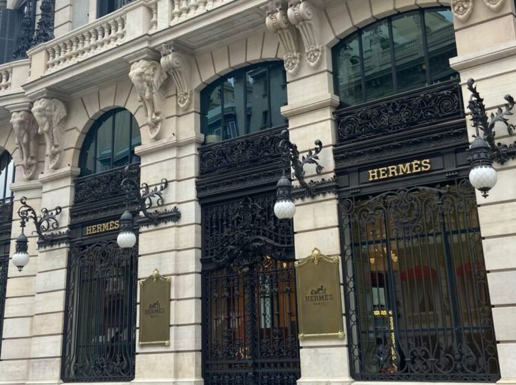 ケリー32の定価はいくら？誕生秘話やバーキンとの違いも解説！