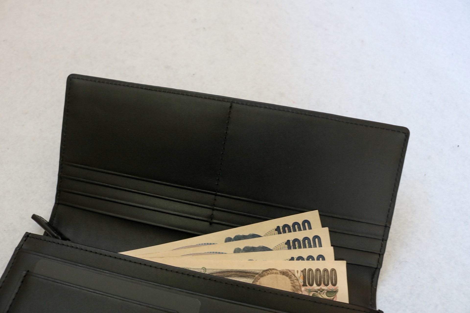 メンズ向けの長財布はハイブランドがおすすめ?