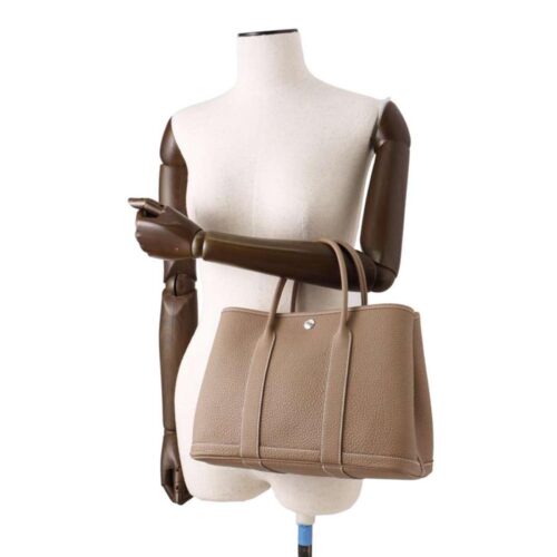 ガーデンパーティーの種類を徹底解説！人気色・素材・おすすめのコーディネートも紹介！