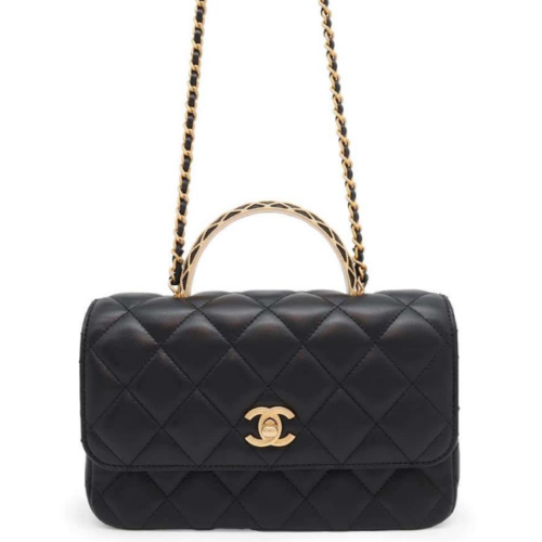 50代におすすめの普段使いのバッグの選び方2．軽くて機能的なバッグを選ぶ