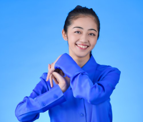 コーディネート２．さわやかなブルーのトップスにはホワイトのガーデンパーティーがおすすめ