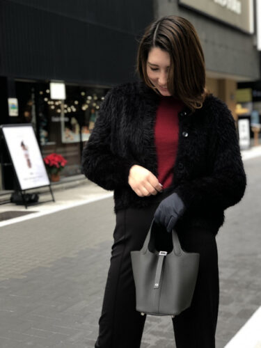 コーディネート１．黒色のピコタンと赤のニットで日常を彩る