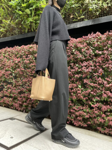 おすすめコーディネート１．グレーのコーデにはミルクティー色のピコタンを添えて柔らかな印象に