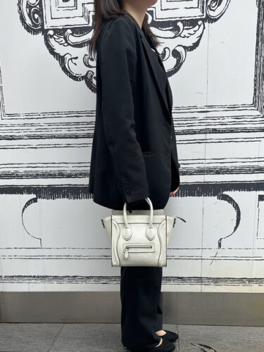 おすすめコーディネート２．ラゲージが主役のモノトーンコーデ