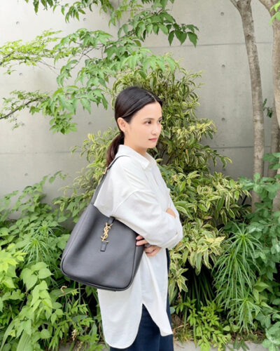 通勤　バッグ　女性　軽い　コーデ