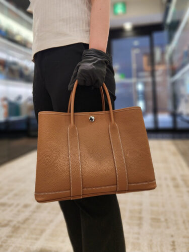 通勤　バッグ　女性　軽い　コーデ