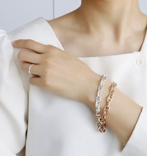 コーディネート１．シンプルだからこそカラーのコーディネートを楽しむ