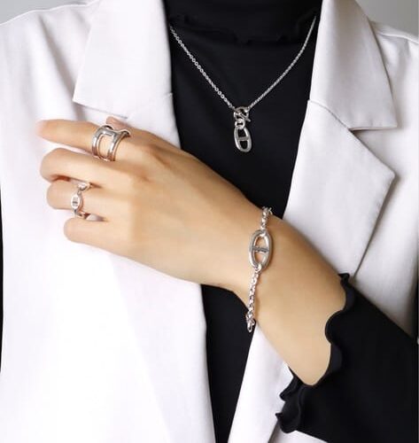 コーディネート２．シェーヌダンクルで統一したラグジュアリーな装いを楽しむ