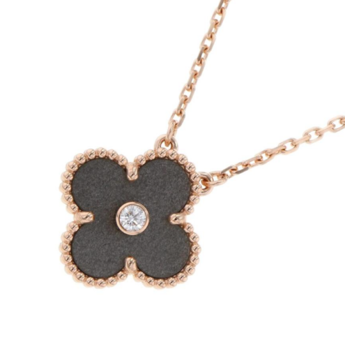 おすすめデザイン４：モチーフ付きネックレス