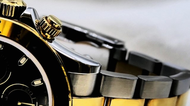 カルティエのパシャのクロノグラフの定価はどのくらい?