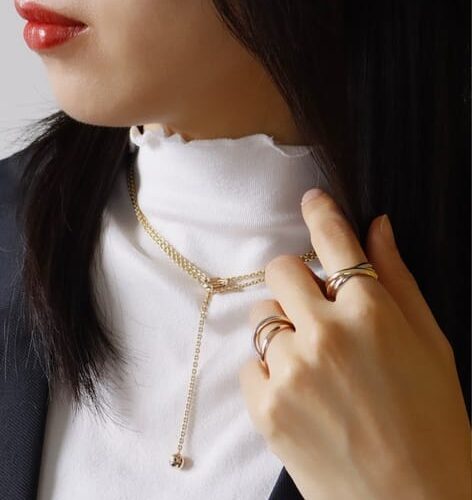 コーディネート１．トリニティリング2個付けと同デザインのネックレスで存在感を演出