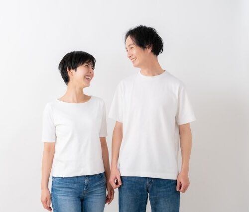 コーディネート２．シンプルなTシャツ×デニムのカップルコーデにトリニティリングを合わせて