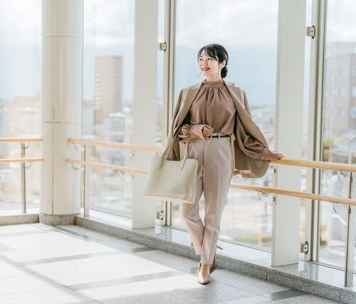 コーディネート３．オフィスカジュアルにトリニティを合わせてクールさを演出