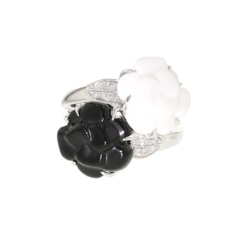 シャネルのカメリアの定価を人気アイテム別に解説！花のアイコンの由来も紹介