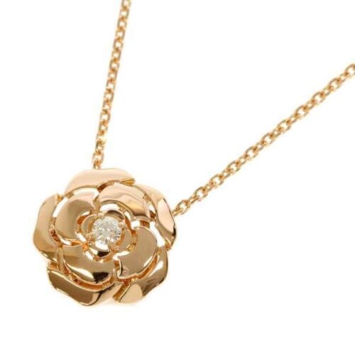 シャネルのカメリアの定価を人気アイテム別に解説！花のアイコンの由来も紹介