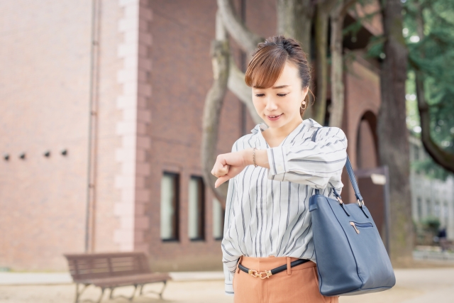 腕時計を見る女性