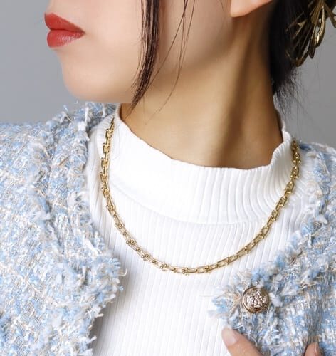 ティファニーのハードウェアのコーディネート1.ホワイトのトップスにゴールドのハードウェアネックレスを合わせて