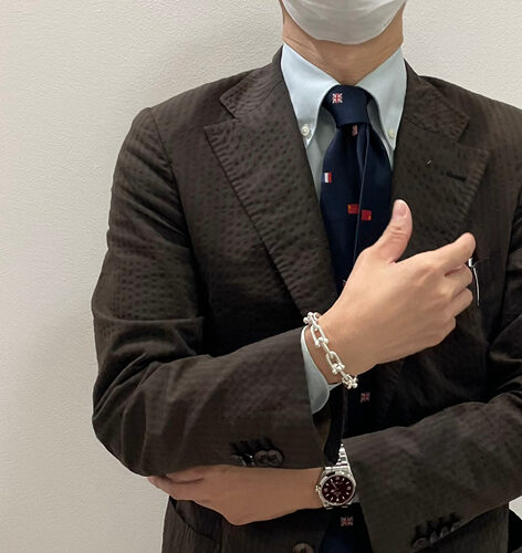 ティファニーのハードウェアのコーディネート2.スーツの袖からのぞくハードウェアのブレスレットが最高におしゃれ