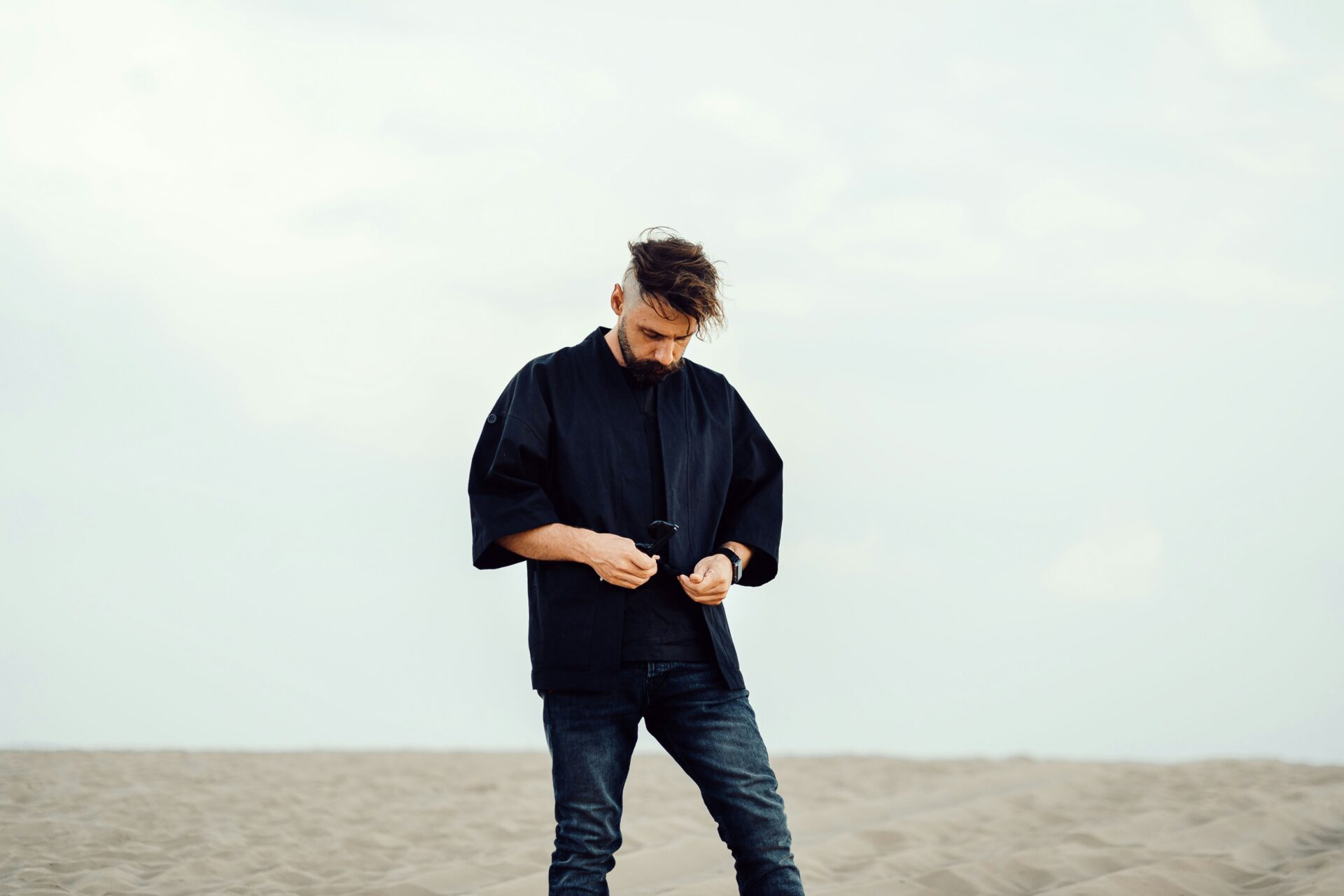 外国人 ブラックコーディネート