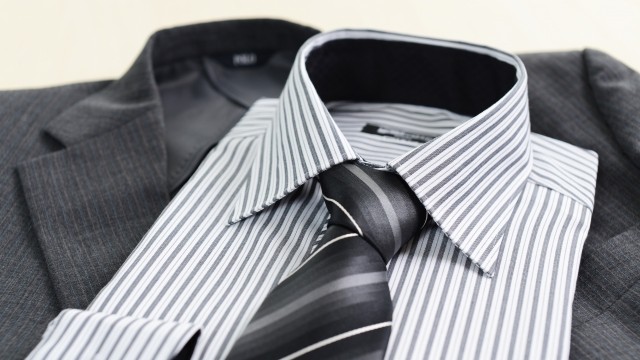 ファッショナブルなデザインのスーツに合わせて