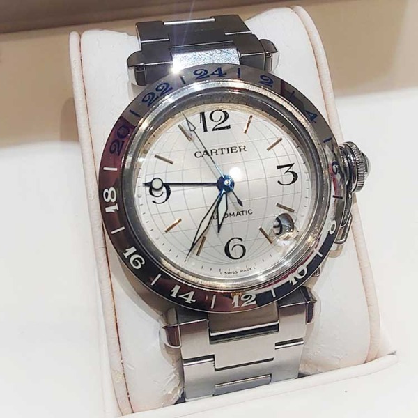 カルティエのパシャCのメリディアンの参考定価はいくら？魅力やデザインの特徴を解説！