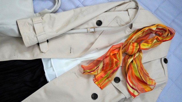 コーディネート１．トレンチコートにスカーフを合わせて