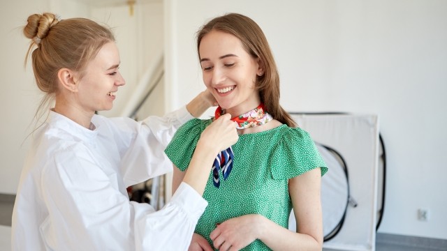 コーディネート２．カラフルなワンピースに華やかなスカーフをチョイス