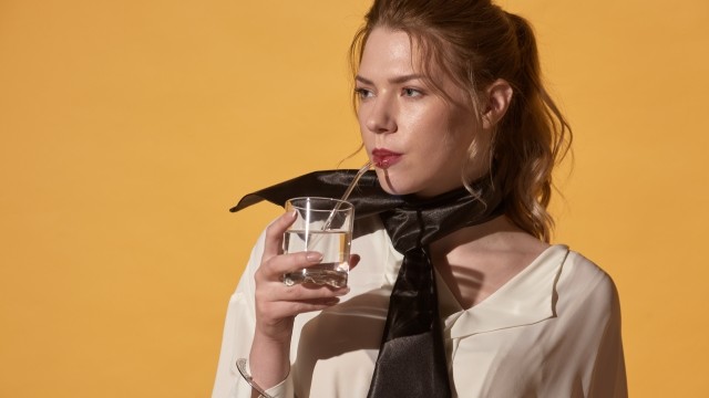 コーディネート３．白いブラウスとデニムに合わせるスカーフコーディネート