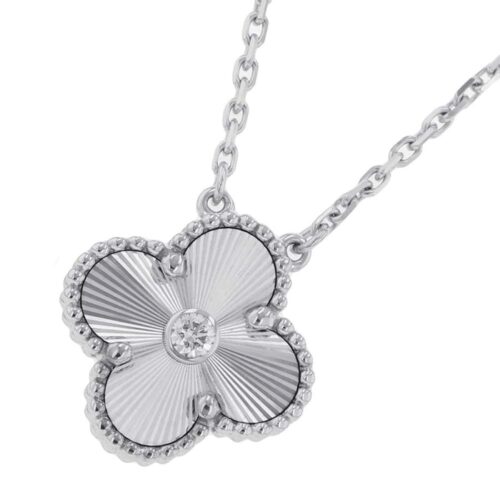 アルハンブラのネックレスは40代におすすめ！おしゃれなコーディネートも紹介