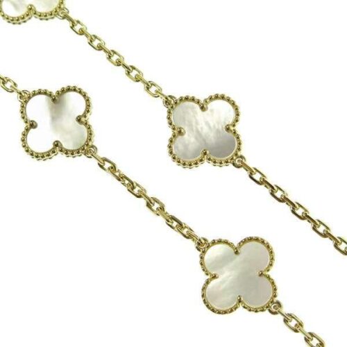 アルハンブラのネックレスは40代におすすめ！おしゃれなコーディネートも紹介