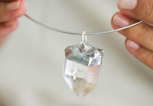 ヴァンクリのロッククリスタルの定価はどれくらい？希少な素材の特徴を解説