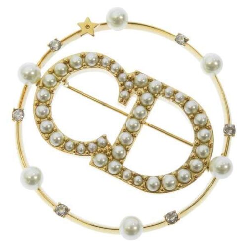 シャネルのブローチはダサい？理由や選び方のポイントをご紹介