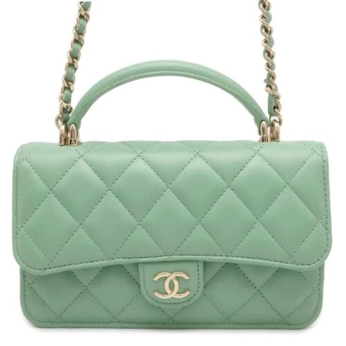 シャネルのフラップフォンケースの中古相場は？