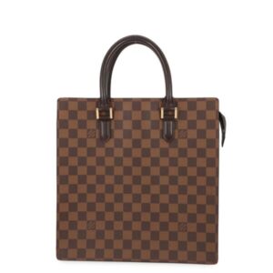 カルティエのパシャグリッドの定価は？中古相場や代表的なモデルを解説