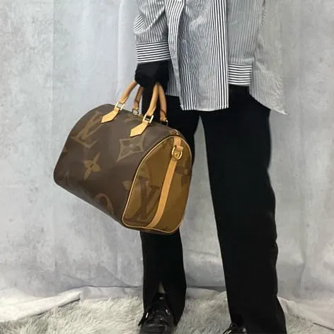 ルイヴィトンの大きめバッグを手に持つ女性