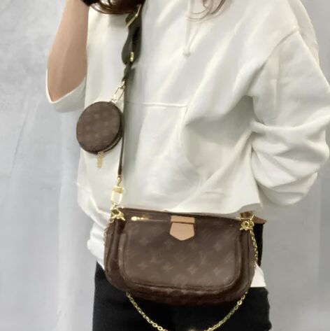 ルイヴィトンのバッグを肩から下げるカジュアルファッションの女性