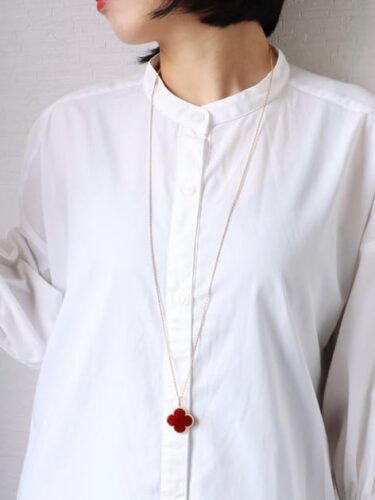 ホワイトブラウス×カーネリアンアルハンブラ