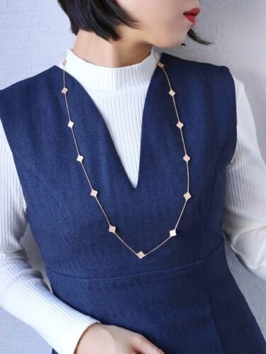 デニムワンピース×ロングネックレスアルハンブラ