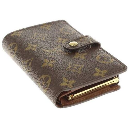 理由１．二つ折りで収納力と携帯性のバランスがよい