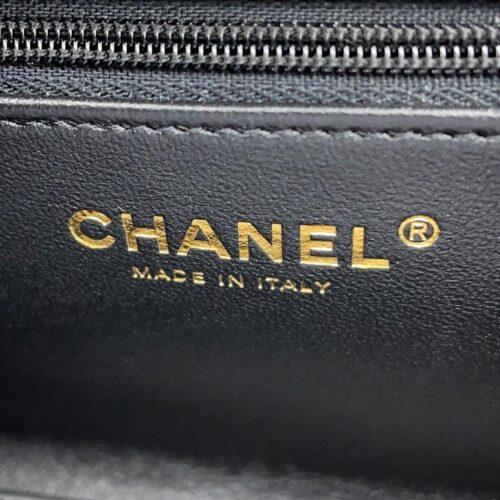 シャネルのミニフラップバッグの定価はいくら?値上げ情報やおすすめの購入方法も解説
