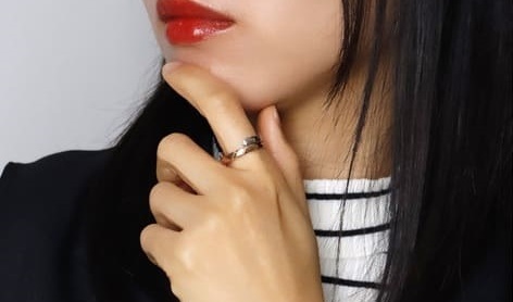 シャネルのココクラッシュを身に着ける女性