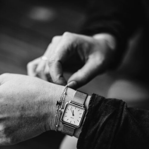 シャネルのマトラッセの時計の定価はいくら？特徴や購入方法も解説