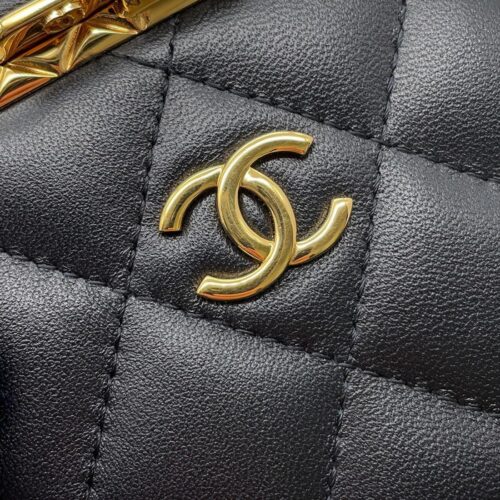 シャネル チェーンショルダーバッグ ココマーク マトラッセ バニティ ラムスキン CHANEL