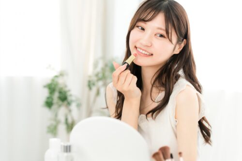 シャネルのルージュ ココ ボームを使用する女性