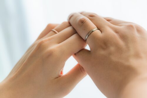 結婚指輪をつけた男女の手